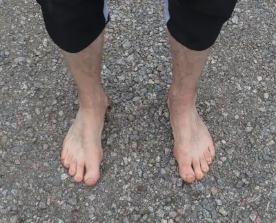 Paljain jaloin sepelillä